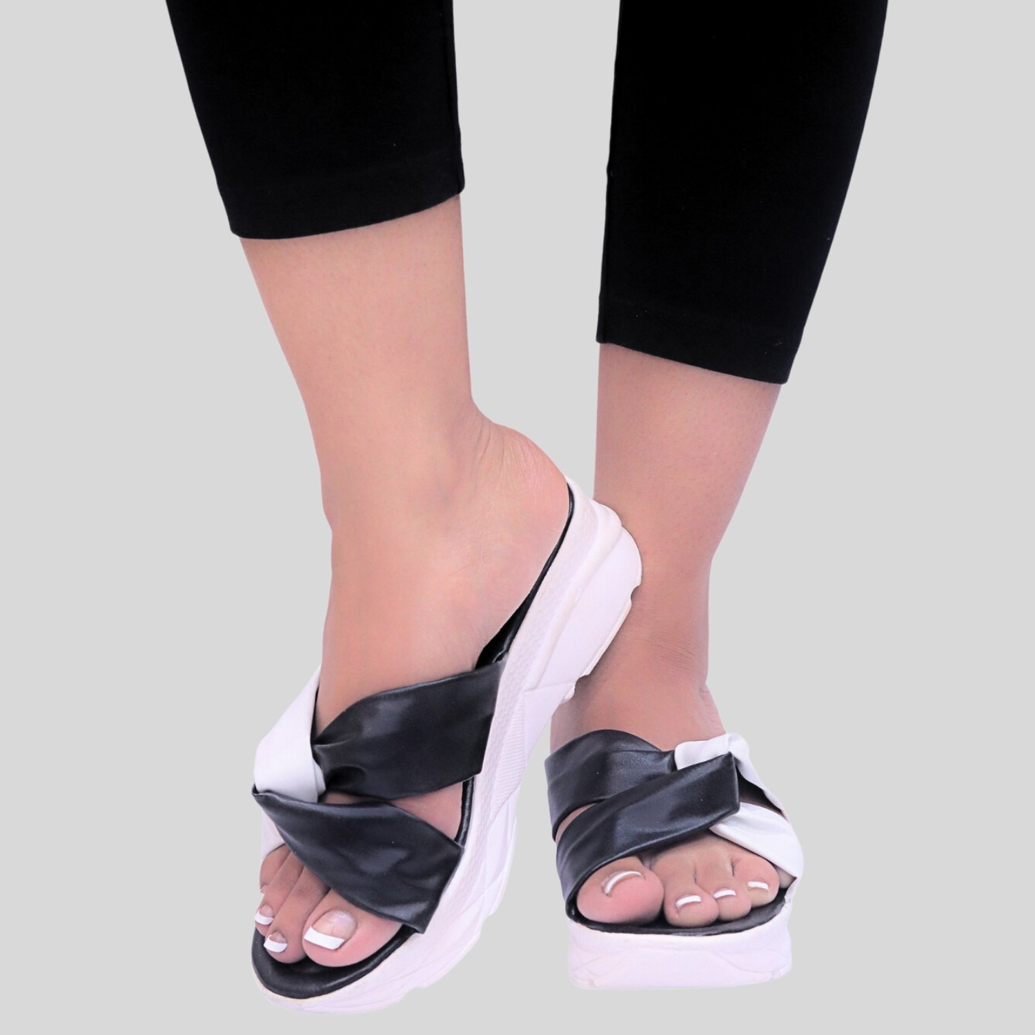 LUNA COMFORT SLIPPER | BLACK & WHITE